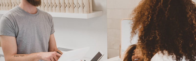 跨境电商产品Listing页面优化前后对比示意图，突出标题、图片、五点描述和A+内容的优化要点