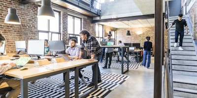 SheIn和Anker品牌Logo与代表其成功要素的图标如供应链、社交媒体、产品创新并列展示