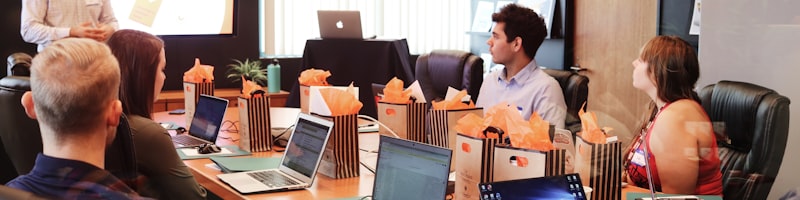 利用人工智能工具进行市场预测、广告文案生成和客户服务自动化的示意图