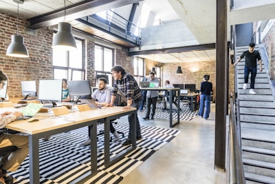 跨境电商合规流程图示，包含产品认证、税务文件和海关申报等环节